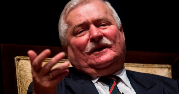 „Lech Wałęsa – choć zarabia 1,2 miliona złotych rocznie – żali się, że na wakacje go po prostu nie stać” – donosi „Fakt”. Dlatego były prezydent przyjął prostą zasadę - jeździ tylko tam, gdzie jest... zapraszany. 