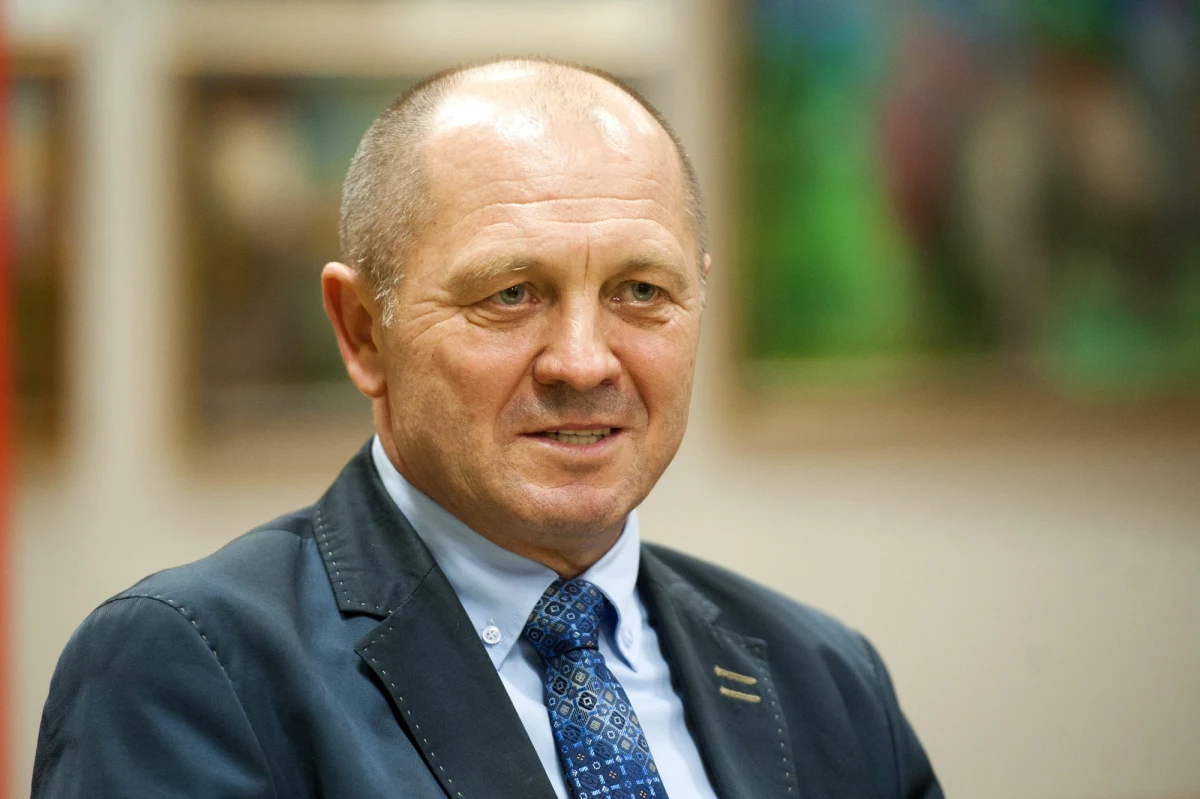 "Sprawa uboju rytualnego nie jest problemem koalicji, przedmiotem żadnych dyskusji i targów" - tłumaczył w czwartek minister rolnictwa Marek Sawicki. "Czekamy na orzeczenie Trybunału Konstytucyjnego. Wierzę, że w stosunku do potrzeb wspólnot religijnych, Trybunał orzeknie pozytywnie, a wtedy zobaczymy" - podkreślał polityk PSL. 