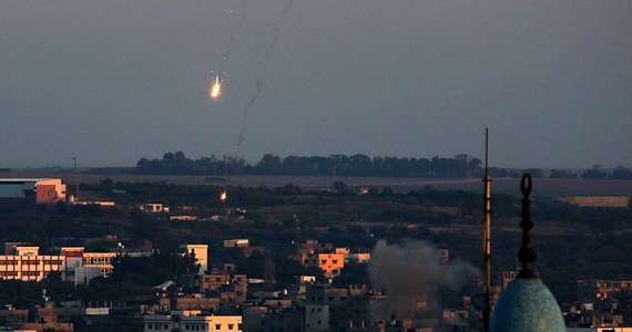 Ponad 85 osób zginęło od wtorku, gdy Izrael rozpoczął ataki przeciwko palestyńskiemu Hamasowi w Strefie Gazy. Większość  zabitych to cywile. Izrael tłumaczy, że bombardowania to odpowiedź na nieustanny ostrzał rakietowy Hamasu, przeprowadzany ze Strefy Gazy na terytorium Izraela. 
