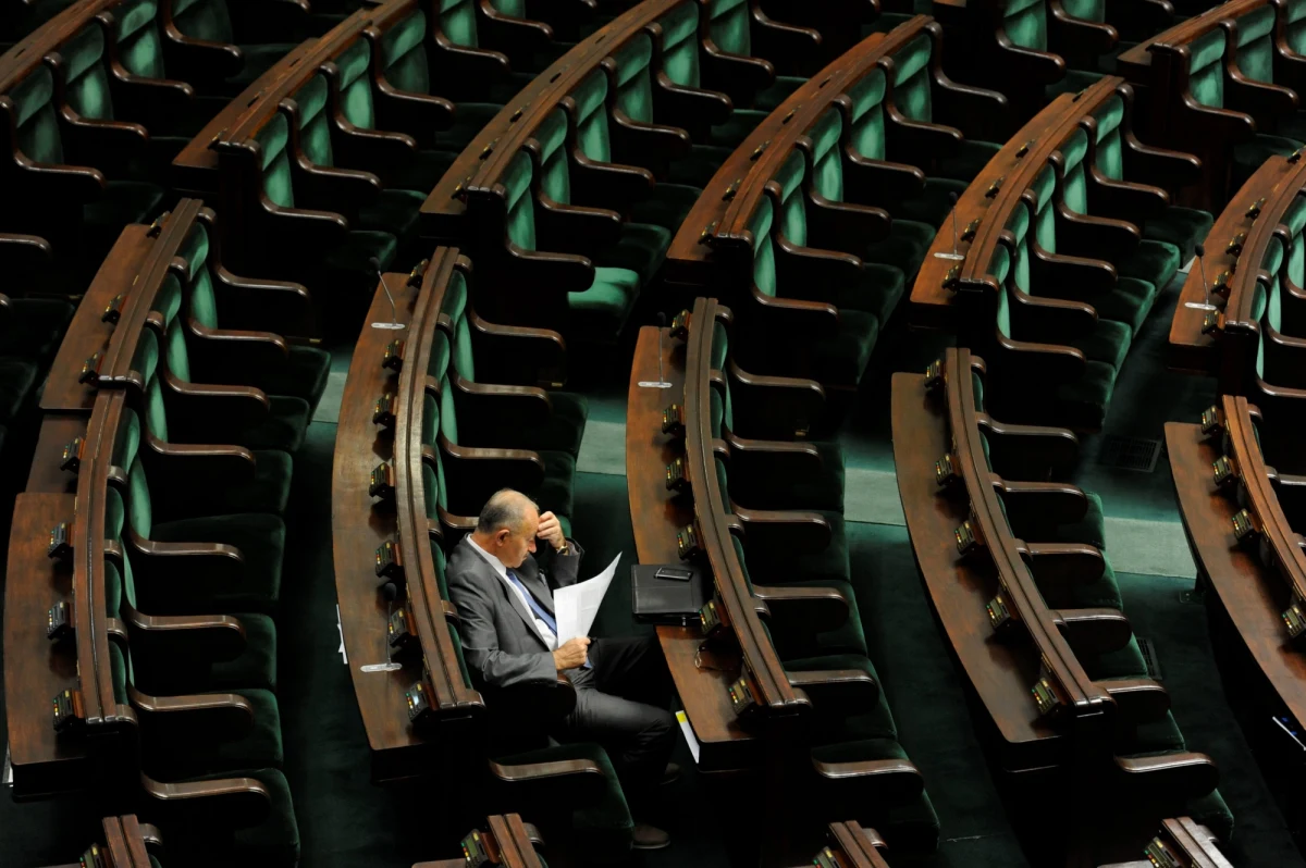 W piątek Sejm będzie głosował nad dwoma wnioskami PiS - o konstruktywne wotum nieufności oraz o odwołanie szefa MSW Bartłomieja Sienkiewicza. Z arytmetyki sejmowej wynika, że nie mają one szans na przyjęcie. Przeciwko zagłosuje koalicja PO-PSL. 