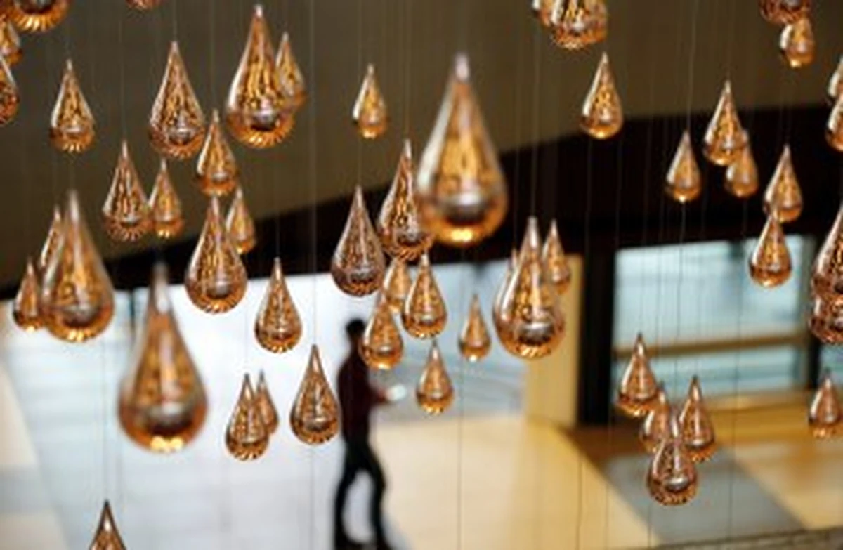 Niezwykła atrakcja czeka na pasażerów międzynarodowego lotniska w Singapurze. W jednym z terminali można zobaczyć największą ruchomą rzeźbę świata - kinetyczny deszcz. Jest to jednocześnie pierwsza rzeźba umieszczona na terenie portu lotniczego. 