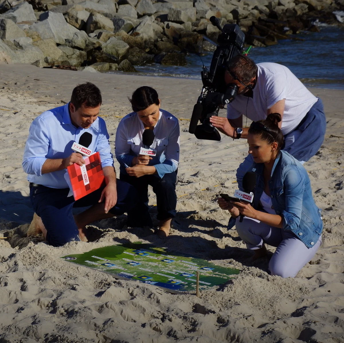 Piękną słoneczną pogodą powitała nas w piątek Ustka, w której gościliśmy z naszą specjalną akcją "Twoje Miasto" w RMF FM i TVP Info. Małgorzata Steckiewicz, Michał Adamczyk i ich goście radzili jak bezpiecznie odpoczywać nad wodą i co koniecznie trzeba zobaczyć w tym mieście. Do Ustki zaprosił nas pan Jacek. Gdzie pojawimy się w kolejny piątek? To zależy tylko i wyłącznie od Was. Czekamy na propozycje. Jak nas zaprosić? Szczegóły znajdziecie poniżej. 