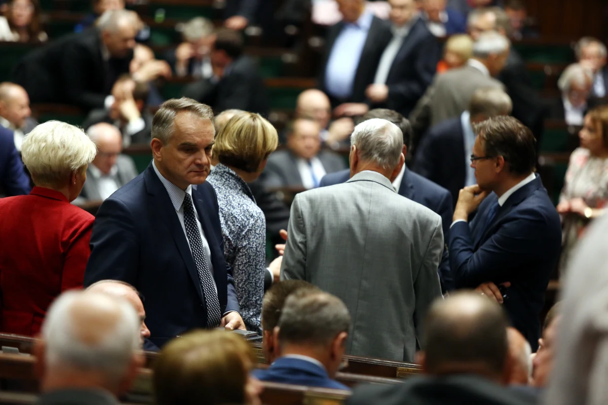 Jeszcze dzisiaj ma dojść do głosowania nad wnioskiem PiS o odwołanie szefa MSW Bartłomieja Sienkiewicza. Zamieszanie z terminem głosowania zaczęło się od sejmowego wystąpienia Waldemara Pawlaka. Były szef ludowców zaproponował przerwę w obradach Sejmu do 22 lipca. 