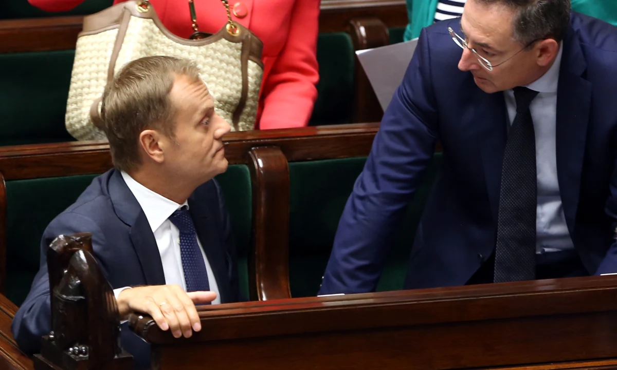 Bartłomiej Sienkiewicz zostaje na stanowisku. Posłowie, głównie głosami koalicji, odrzucili wniosek PiS o wotum nieufności dla ministra. Wcześniej, zdecydowano, że nie będzie przerwy w obradach Sejmu do 22 lipca. Taka propozycja padła ze strony Waldemara Pawlaka. 