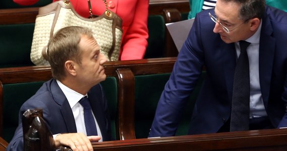 Bartłomiej Sienkiewicz zostaje na stanowisku. Posłowie, głównie głosami koalicji, odrzucili wniosek PiS o wotum nieufności dla ministra. Wcześniej, zdecydowano, że nie będzie przerwy w obradach Sejmu do 22 lipca. Taka propozycja padła ze strony Waldemara Pawlaka. 