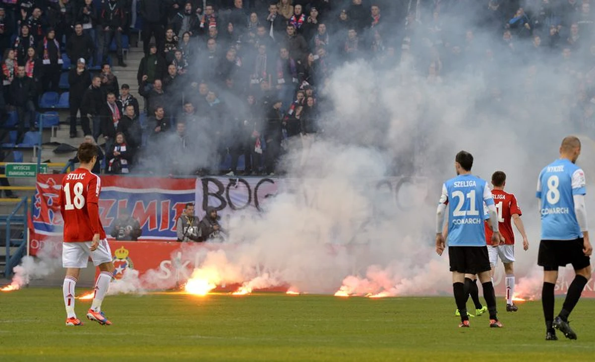 Sześciu kibiców piłkarskich zostało oskarżonych przez krakowską prokuraturę rejonową o posiadanie wyrobów pirotechnicznych na jesiennym meczu derbowym Cracovii z Wisłą Kraków. Pięciu z nich odpalało je i rzucało na trybuny.  