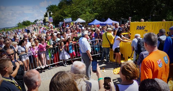 Ławeczka RMF FM zagrała w Ustce! - Wakacje 2014 W Ustce na promenadzie nadmorskiej odsłoniliśmy ławeczkę RMF FM! Razem z nami były też tam gwiazdy: Ewa Farna i Rafał Brzozowski.
