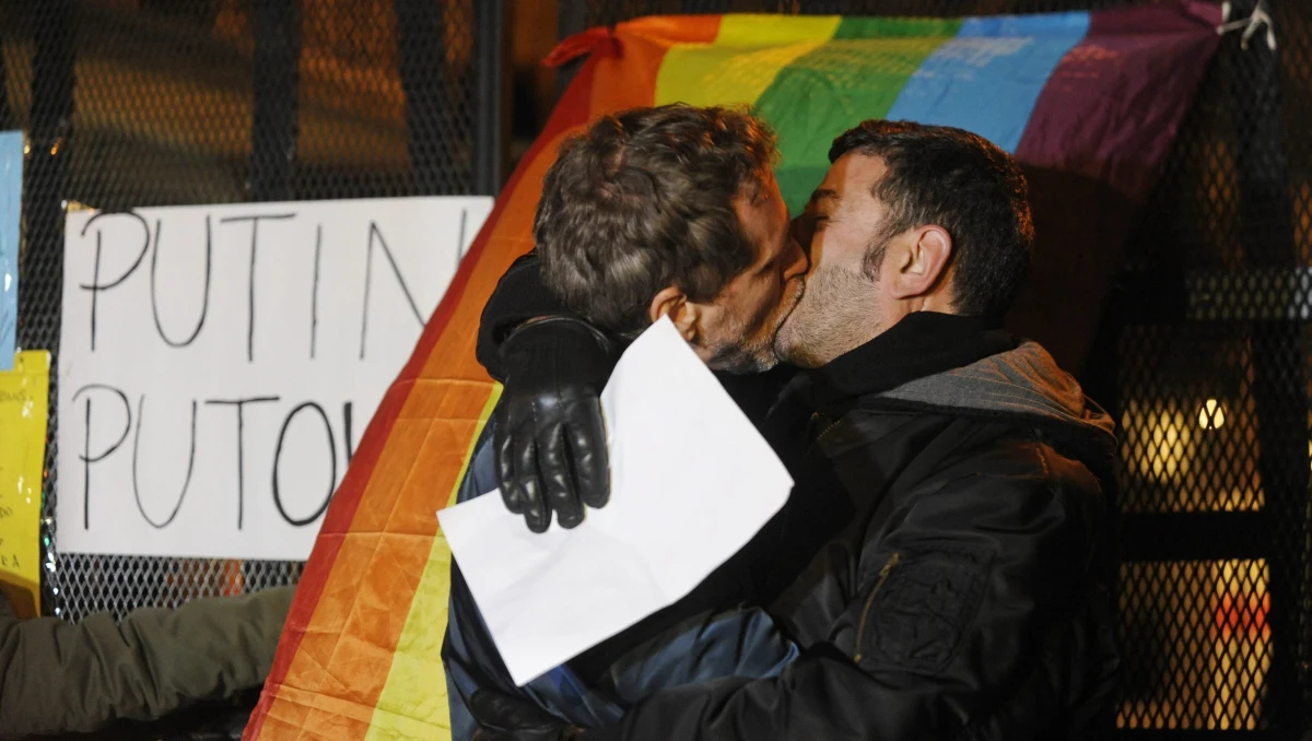 Wśród homoseksualistów rośnie liczba zakażeń wirusem HIV - alarmuje w piątkowym raporcie Światowa Organizacja Zdrowia (WHO). Po raz pierwszy wzywa ona mężczyzn, którzy uprawiają seks z mężczyznami, do prewencyjnego przyjmowania leków antyretrowirusowych.