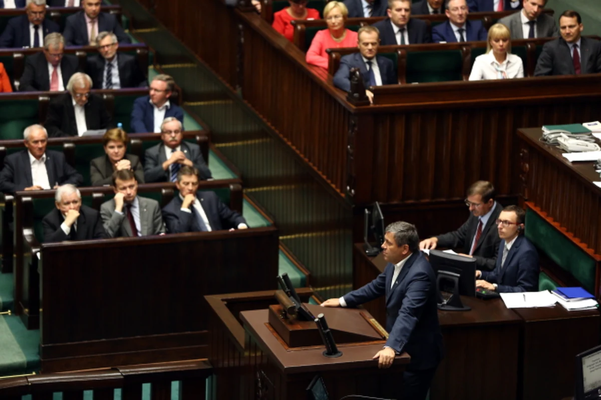 "Mamy nadzieję, że koalicją z większością przetrwa do wyborów parlamentarnych i że koalicja PO-PSL się utrzyma" – powiedział po dzisiejszych wydarzenia w Sejmie rzeczniczka rządu, Małgorzata Kidawa-Błońska. Marszałek Sejmu, wiceszefowa Platformy Ewa Kopacz przyznała, że sytuacja związana z piątkowym głosowaniem wymaga analizy. "To wszystko działo się zbyt burzliwie" - dodała.