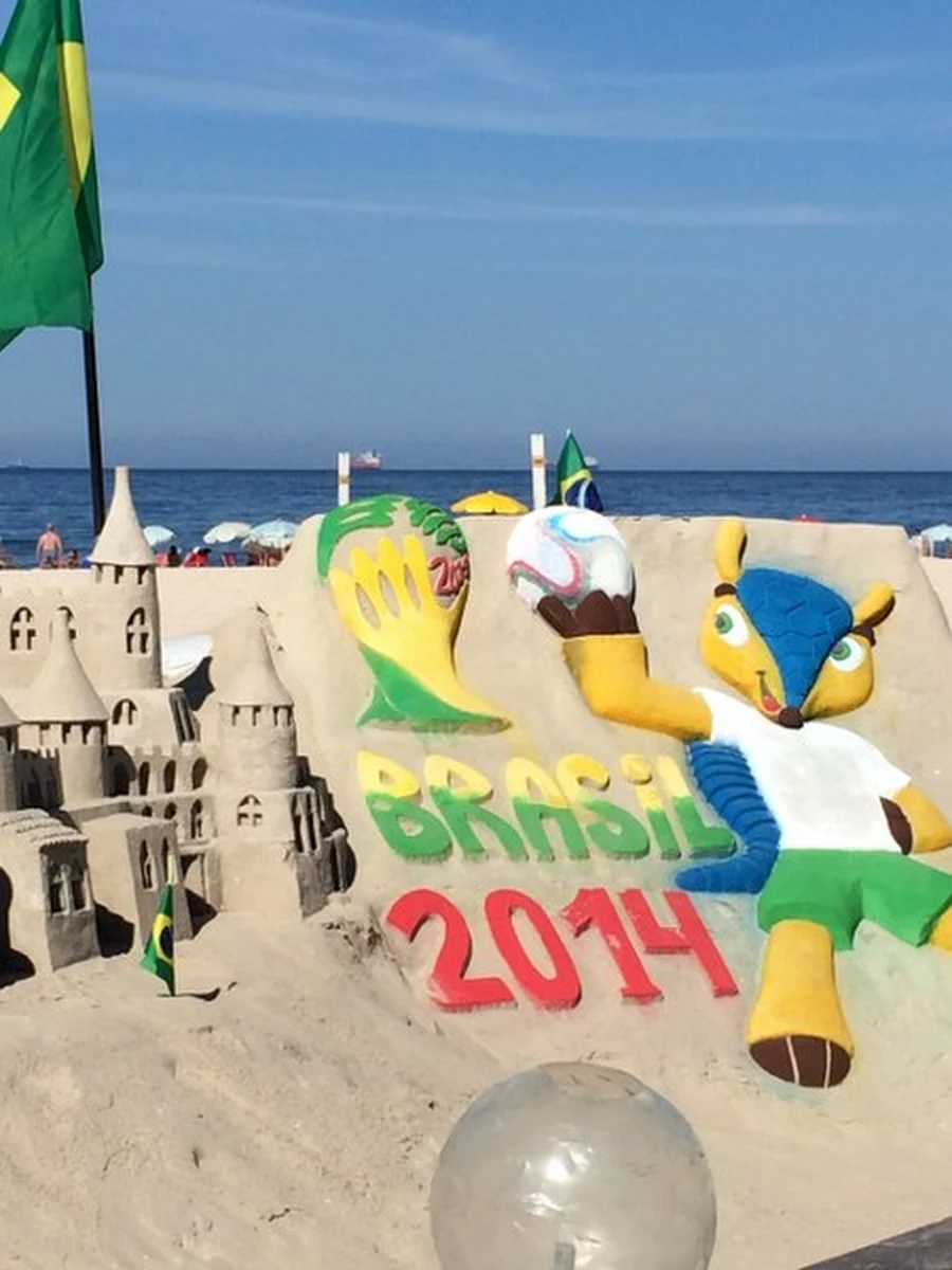 Zauważam go od razu. Na plecach i ramionach dźwiga wielkie worki, a w nich setki kolorowych, aluminiowych puszek. Wszystkie zebrał na Copacabanie - jednej z najsłynniejszych plaż świata i jednym z symboli Rio de Janeiro.