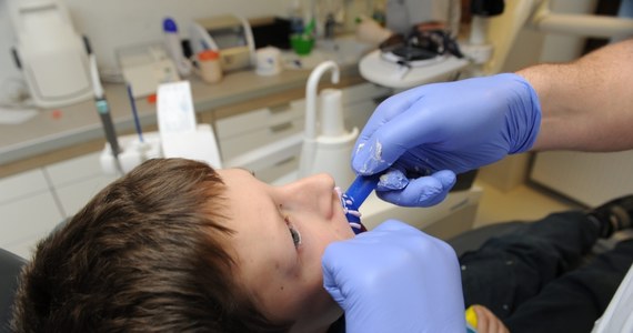 Przeciętny polski 12-latek ma więcej zębów z próchnicą niż jego rówieśnik na Białorusi, w Rumunii, Bułgarii, Czechach czy na Węgrzech - alarmują eksperci. Ogólnie próchnica jest częstsza w krajach Europy Środkowo-Wschodniej niż w Europie Zachodniej.
