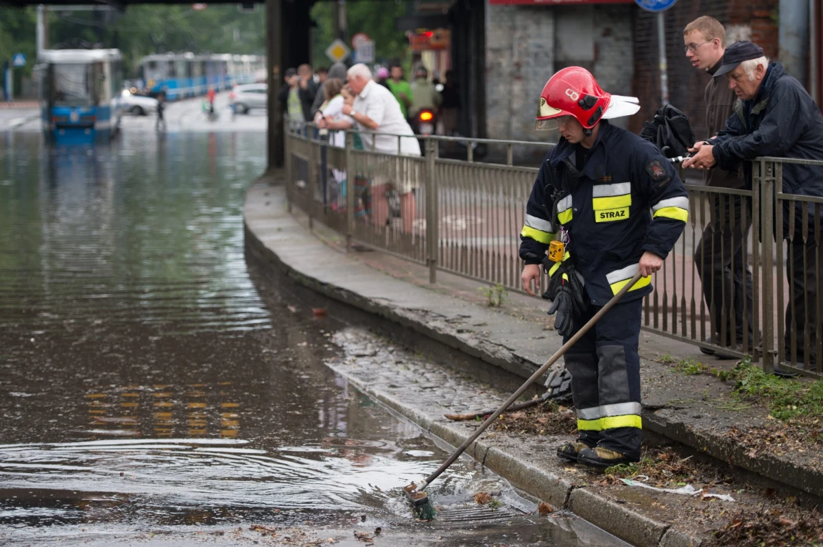 Pogarsza się sytuacja powodziowa w Jaśle na Podkarpaciu. Wszystkie rzeki płynące przez miasto przekroczyły stan alarmowy. Burmistrz ogłosił stan przeciwpowodziowy. Zamknięte zostało rondo imienia generała Józefa Hallera. Z kolei pogotowie przeciwpowodziowe wprowadzono w śląskim Przyrowie pod Częstochową. To skutki nawałnic, które przeszły nad tymi regionami kraju. 