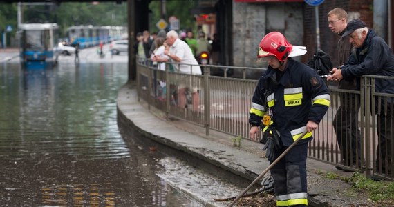 Pogarsza się sytuacja powodziowa w Jaśle na Podkarpaciu. Wszystkie rzeki płynące przez miasto przekroczyły stan alarmowy. Burmistrz ogłosił stan przeciwpowodziowy. Zamknięte zostało rondo imienia generała Józefa Hallera. Z kolei pogotowie przeciwpowodziowe wprowadzono w śląskim Przyrowie pod Częstochową. To skutki nawałnic, które przeszły nad tymi regionami kraju. 