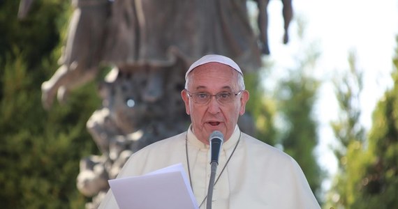 W rozmowie opublikowanej w niedzielę przez dziennik "La Repubblica" papież Franciszek powiedział, że użyje "kija" przeciwko księżom dopuszczającym się pedofilii. Czyny te nazwał "trądem" i podkreślił, że pedofilia w Kościele dotyka także biskupów i kardynałów.