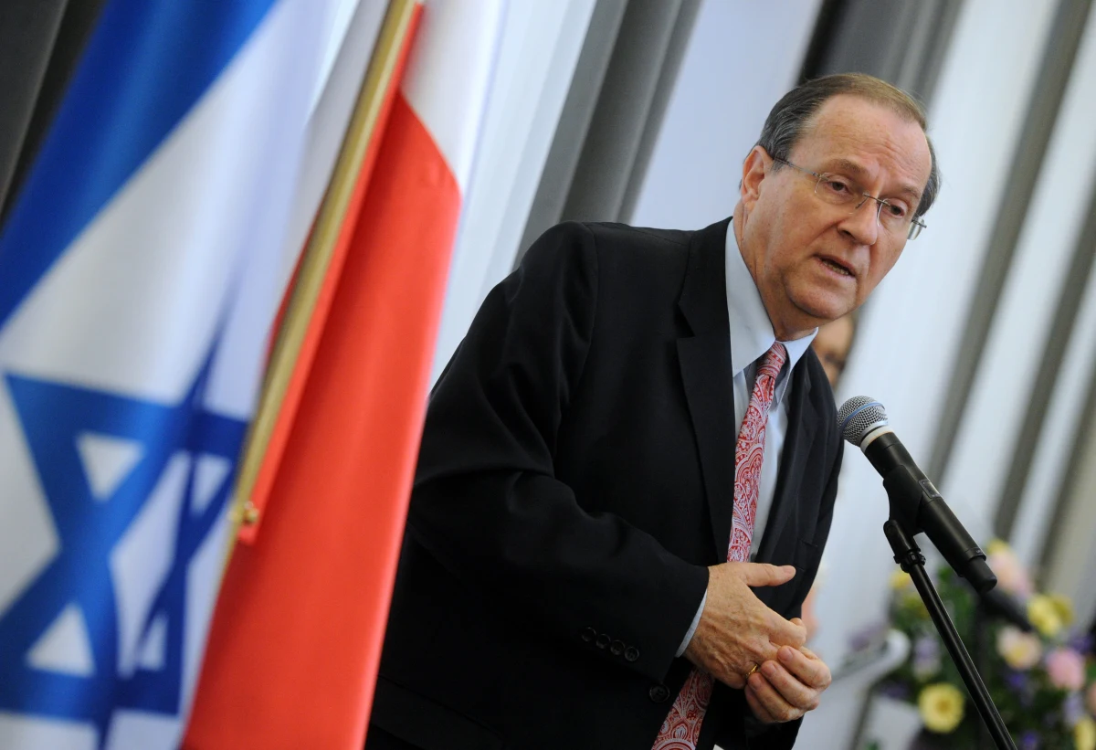 „Byliście światłem w mrocznych czasach” - mówił ambasador USA w Polsce Stephen Mull w niedzielę podczas spotkania z Polakami - Sprawiedliwymi Wśród Narodów Świata - którzy ratowali Żydów podczas okupacji niemieckiej. "Każdy z Was reprezentuje niezwykłą część polskiego społeczeństwa, jego bohaterów. To bardzo ważne, by uznawać odwagę i heroizm Sprawiedliwych. Każdy z Was ocalił honor ludzkości" - podkreśliła podczas uroczystości Stanlee J. Stahl z Żydowskiej Fundacji dla Sprawiedliwych.