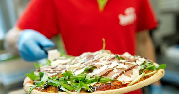 Chińska prywatna grupa kapitałowa Hony Capital przejmie od brytyjskiej Cinven sieć restauracji Pizza Express płacąc za nią 900 mln funtów. Pizza Express działa także w Polsce m.in. w Poznaniu.

