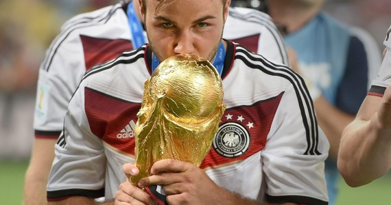 Niemieckie media są wyjątkowo zgodnie. Bohaterem finału piłkarskich mistrzostw świata został Mario Goetze. 22-letni rezerwowy strzelił Argentynie jedynego gola. "Jesteśmy mistrzami! Dzięki Goetzemu!" - donosi poniedziałkowy "Sueddeutsche Zeitung".