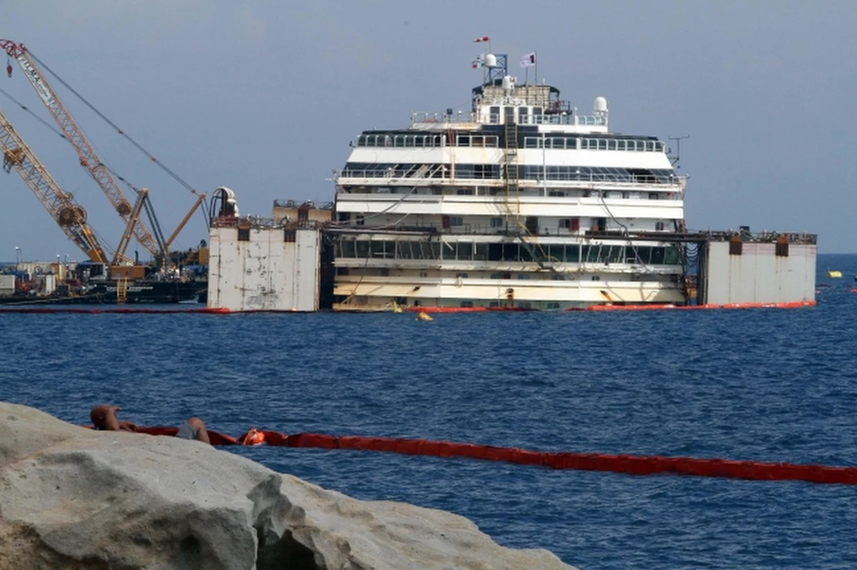 Wrak statku Costa Concordia  został ustawiony na wodzie i utrzymuje się na niej. Operacja podniesienia statku u brzegów włoskiej wyspy Giglio trwała 5 godzin.  Zniszczony wycieczkowiec został w ten sposób przygotowany do transportu do portu w Genui. 