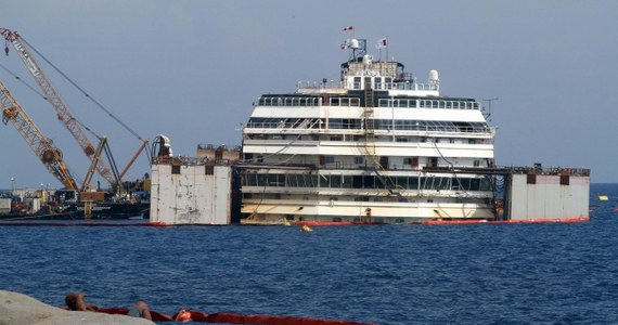 Wrak statku Costa Concordia  został ustawiony na wodzie i utrzymuje się na niej. Operacja podniesienia statku u brzegów włoskiej wyspy Giglio trwała 5 godzin.  Zniszczony wycieczkowiec został w ten sposób przygotowany do transportu do portu w Genui. 