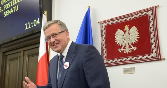 Politycy - ci czy tamci - wszyscy są siebie warci! Słyszę często takie generalizujące opinie. Towarzyszy im wezwanie do wprowadzenia opcji zerowej, czyli oczyszczenia naszego parlamentarnego placu boju ze wszystkich liderów, tych politycznych oficerów, którzy do tej pory dyscyplinują podwładnych i żołnierzy, tworząc z mas członkowskich wierne i zwarte partyjne szeregi. Głośne są także apele o wywrócenie stolika, wywalenie w cholerę przeklętego okrągłego mebliszcza, przy którym przed ćwierćwieczem zaprowadzono tutaj "absolutystyczny" porządek. Pojawia się tęsknota za mityczną "trzecią siłą", skierowaną wektorem w samo sejmowe sedno, w środek nienawistnego systemu.   