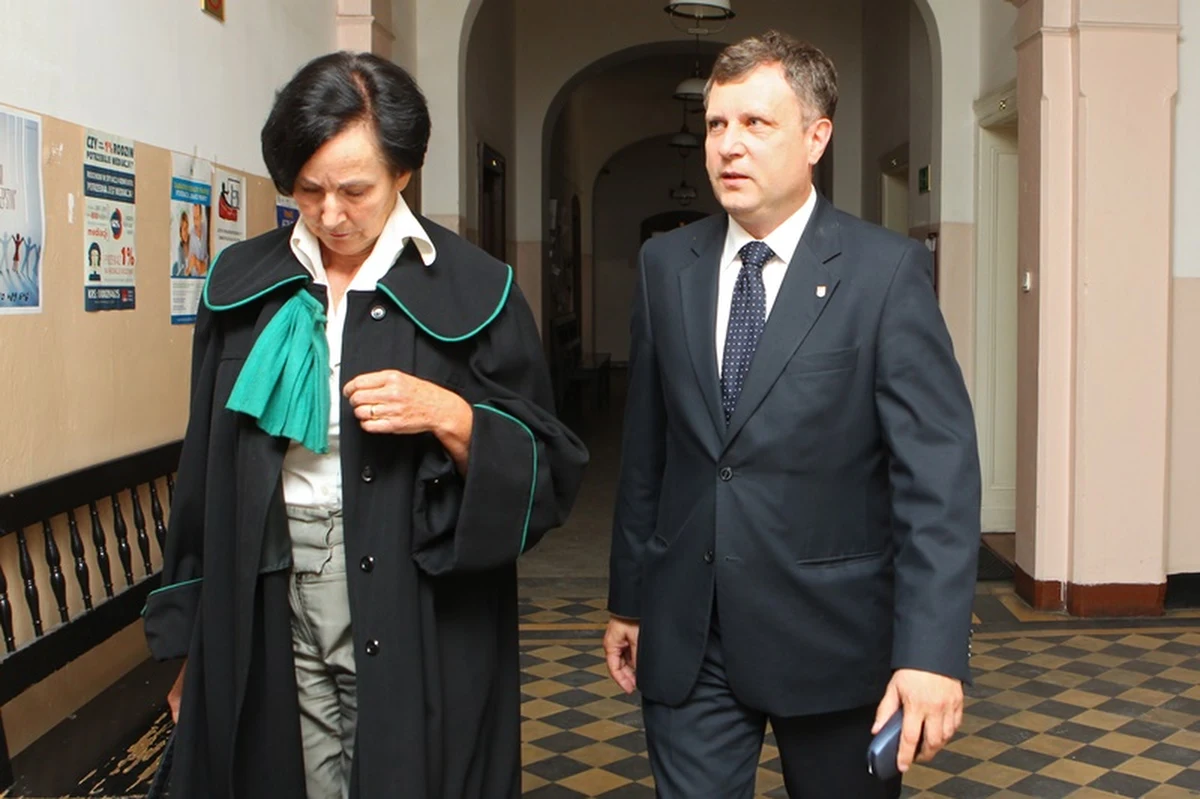 Sąd Rejonowy w Sopocie odrzucił wniosek prezydenta tego miasta Jacka Karnowskiego o zwrot do prokuratury aktu oskarżenia przeciwko niemu. Na Karnowskim ciążą zarzuty przyjęcia dwóch łapówek oraz złożenia fałszywego oświadczenia.