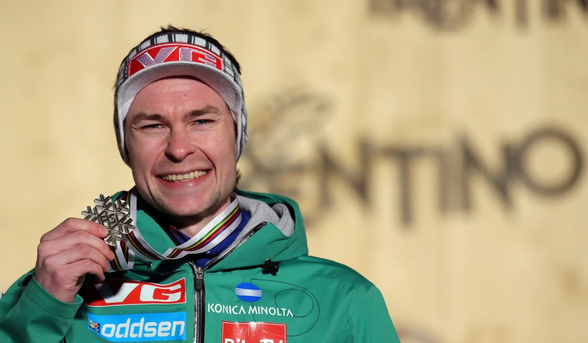 Norweski skoczek narciarski, brązowy medalista olimpijski w drużynie z Vancouver (2010), Anders Jacobsen wraca do sportu. Zawodnik poważnie zastanawiał się nad zakończeniem kariery z powodu problemów zdrowotnych i kontuzji. 