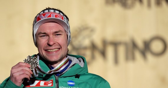 Norweski skoczek narciarski, brązowy medalista olimpijski w drużynie z Vancouver (2010), Anders Jacobsen wraca do sportu. Zawodnik poważnie zastanawiał się nad zakończeniem kariery z powodu problemów zdrowotnych i kontuzji. 