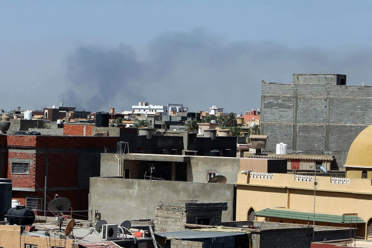 Zacięte walki między uzbrojonymi grupami wybuchły w nocy wokół lotniska w stolicy Libii, Trypolisie. W wyniku zmasowanego ostrzału rakietowego zginęły dwie osoby.  