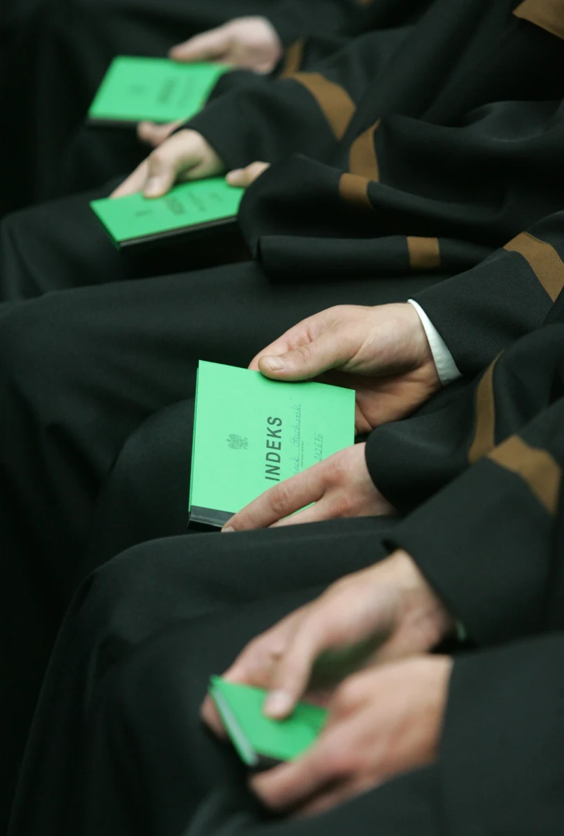 Kontrowersyjny pomysł Wyższej Szkoły Biznesu National Louis University w Nowym Sączu. Jak pisze „Dziennik Polski”, uczniowie, którzy nie zdali matury, lecz nie chcą tracić roku, wykupują specjalne kursy, które muszą zaliczyć. Gdy zdadzą już egzamin dojrzałości, mogą także zaliczyć pierwszy rok studiów. Ministerstwo Nauki i Szkolnictwa Wyższego uważa, że sądecka uczelnia narusza Ustawę o szkolnictwie wyższym. 