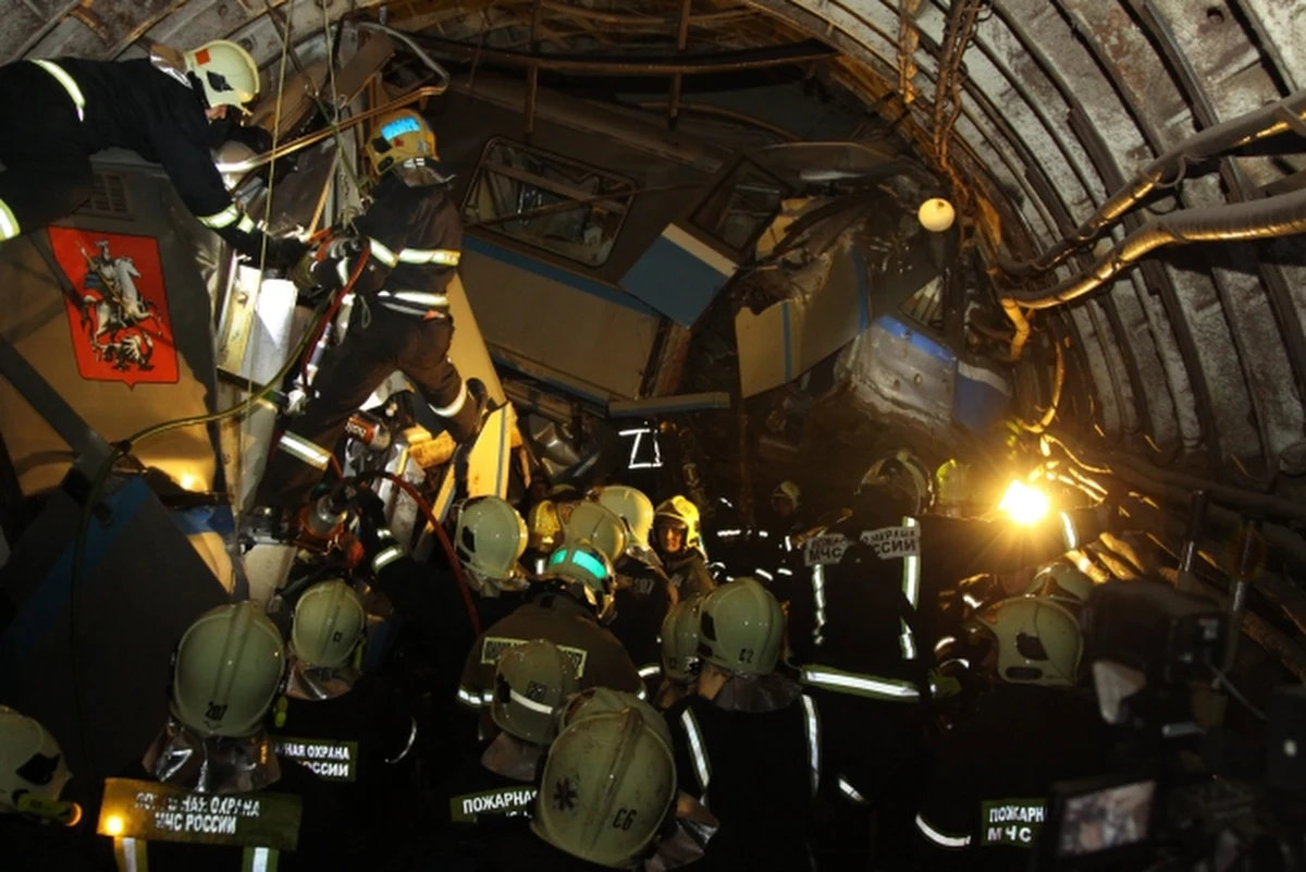 Rosyjscy śledczy zatrzymali dwóch pracowników moskiewskiego metra. - Mężczyźni mogą być odpowiedzialni za wczorajszą katastrofę, w której zginęły 22 osoby a ponad 150 zostało rannych. 