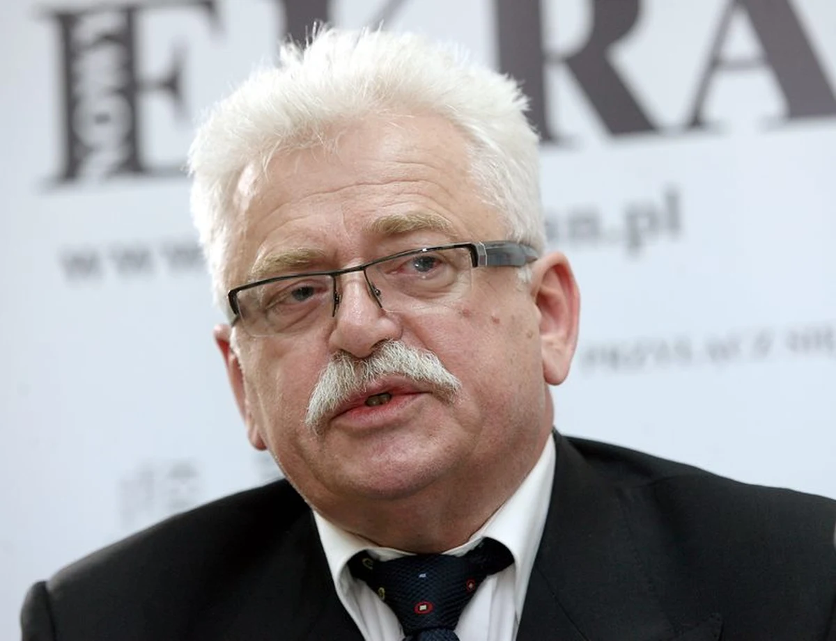 To nie są żadni "prorosyjscy separatyści"! Precz z przeklętą polityczną poprawnością w opisie putinowskiej agresji na niepodległy kraj - Ukrainę! Krzyczy we mnie zdrowy rozsądek i buntuje się sumienie. Nie mogę znieść językowego fałszu codziennie sączonego przez nas dziennikarzy w Polsce. Czy jesteśmy aż tak bezrefleksyjni, że lansujemy z własnej woli propagandową linię moskiewskiego reżimu? Dlaczego tak bezwolnie stajemy się pustymi pudłami, rezonatorami kłamliwej moskiewskiej wersji? Czy media w europejskim kraju, za jaki chce uchodzić Polska - muszą zatruwać swych bezbronnych odbiorców azjatyckimi miazmatami wymyślonymi przez macherów na Kremlu? Nie będę literalną marionetką dla carów cyrylicy! Postanowiłem rozbroić tę tykającą bombę językową razem z ekspertem do spraw wojskowości, byłym wiceministrem obrony narodowej, i - tak jak ja - blogerem: Romualdem Szeremietiewem. 