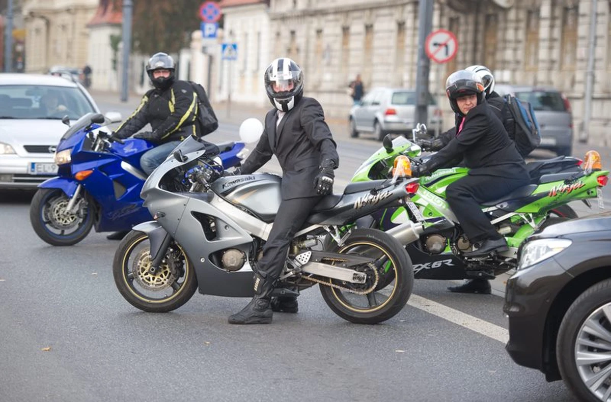 Prezydent Bronisław Komorowski podpisał nowelizację ustawy o kierujących pojazdami przewidującą, że osoby posiadające od co najmniej trzech lat prawo jazdy kat. B będą mogły jeździć motocyklami o pojemności do 125 cm sześc.