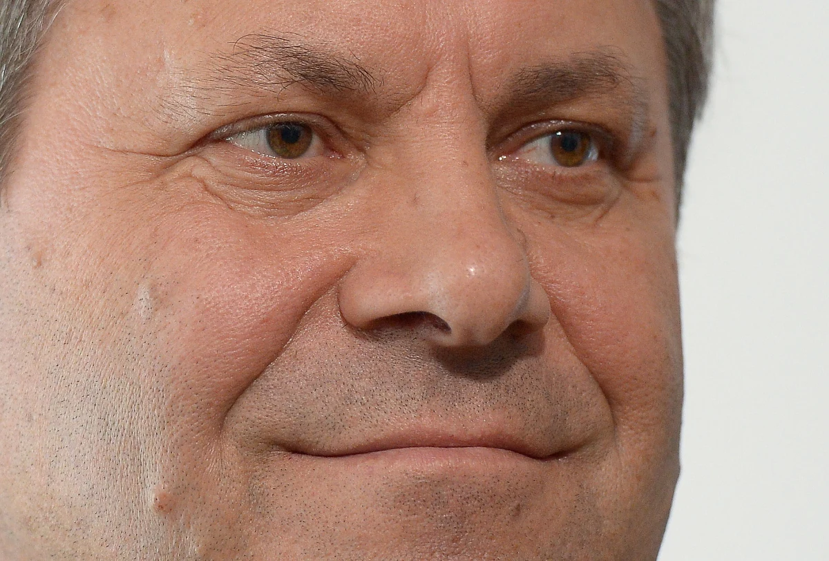 Są politycy, którzy wzbudzają respekt, nawet jeżeli ich poglądy lub przynależność partyjna nie wywołują naszego entuzjazmu. Są tacy, którzy bywają głównie bohaterami anegdot i nie traktuje się ich na serio, aczkolwiek często bywają lubiani. Są wreszcie i tacy, na których spogląda się z politowaniem i bez cienia sympatii.