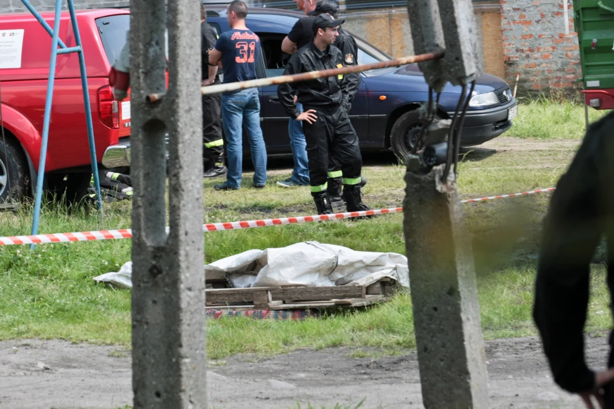 Wszczęto śledztwo ws. nieumyślnego spowodowania śmierci siedmiu osób w gospodarstwie rolnym w lubuskiej wsi Karczówka. Zginął mężczyzna, który wpadł do szamba podczas wypompowywania ze zbiornika nieczystości, i sześć osób, które pospieszyły mu na ratunek. Kolejna osoba, 45-letnia kobieta, w stanie ciężkim trafiła do szpitala.