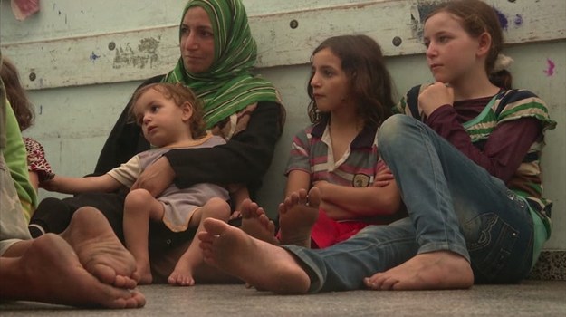 Konflikt na Bliskim Wschodzie znów się zaognił. Po śmierci czterech chłopców - trzech Izraelczyków i jednego Palestyńczyka - izraelskie lotnictwo rozpoczęło bombardowania Strefy Gazy. Hamas odpowiedział ogniem z moździerzy. Dla ludności cywilnej oznacza to prawdziwe piekło.


Mariam i jej rodzina nie mają domu. Musieli opuścić swoją wioskę i schronić się w budynku szkoły w mieście Gaza. Mąż kobiety jest w stanie głębokiego szoku i nie ma z nim kontaktu. Dorosły mężczyzna boi się nawet iść sam do toalety... Siedmioro dzieci żyje w nieustannym lęku przed izraelskim nalotem. Jąkają się i moczą w nocy.


Palestyńscy uchodźcy nie mają wątpliwości, że obecna sytuacja tylko pogłębi nienawiść po obu stronach konfliktu. - Kiedy nasze dzieci dorosną, same chwycą za broń przeciwko syjonistom - mówi 43-letnia Sada. - Na dłuższą metę Izraelowi się to nie opłaca. Kiedy mały chłopiec dorośnie, przypomni sobie samoloty F16 zrzucające na niego bomby!