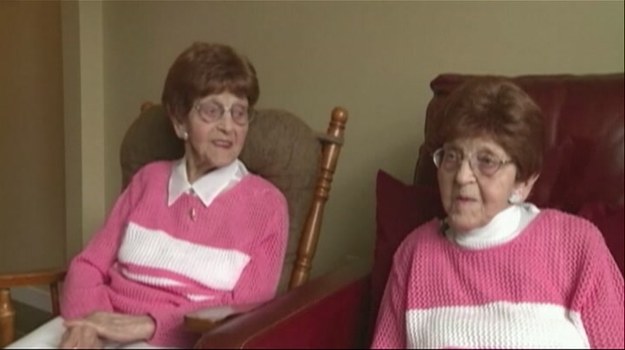 Właśnie skończyły 101 lat - i zachwycają sprawnością fizyczną i intelektualną! Siostry Helen Domine i Hazel Seeman to jednojajowe bliźniaczki. Uwielbiają śmiać się i żartować, a ich bliscy twierdzą, że to właśnie wesołe usposobienie i dobry humor są ich receptą na długowieczność.
