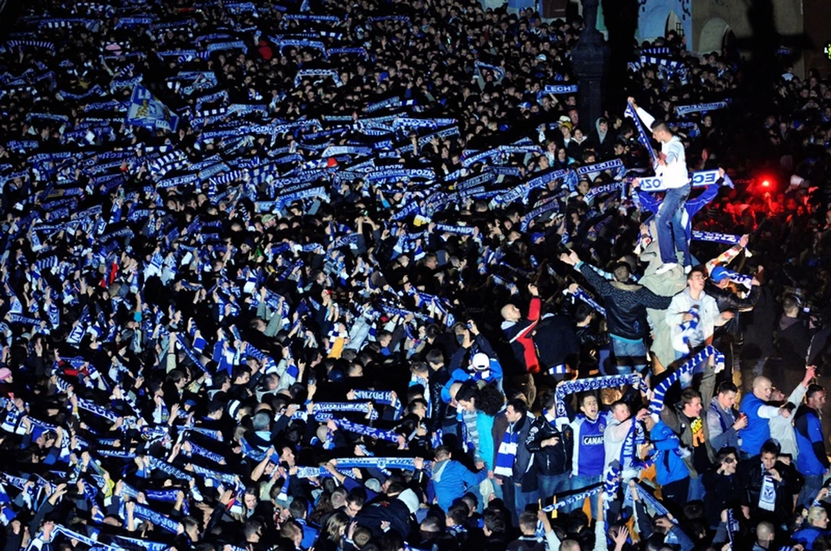 Około dziesięciu agresywnych kibiców Lecha Poznań zostało zatrzymanych w czwartek przez policję w Tallinnie. O godz 18 rozpocznie się mecz "Kolejorza" z Nomme Kalju w 2. rundzie kwalifikacyjnej piłkarskiej Ligi Europejskiej.
