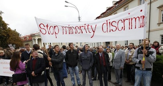 Sejm Litwy zdecydowaną większością głosów wypowiedział się w czwartek przeciwko używaniu dwujęzycznych tablic z nazwami ulic i miejscowości. Wiceprzewodniczący Sejmu Jarosław Narkiewicz nazwał czwartek dniem czarnej wstęgi dla mniejszości narodowych.