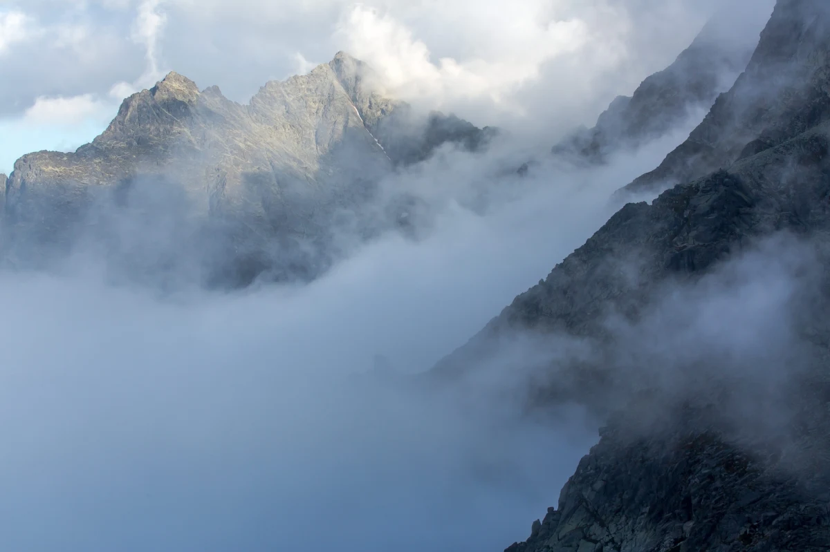 Całą noc trwała kolejna akcja ratunkowa w Tatrach. Tuż przed północą turysta zadzwonił z Rysów i poprosił o pomoc. Zgubił szlak i utknął w trudnym terenie. 