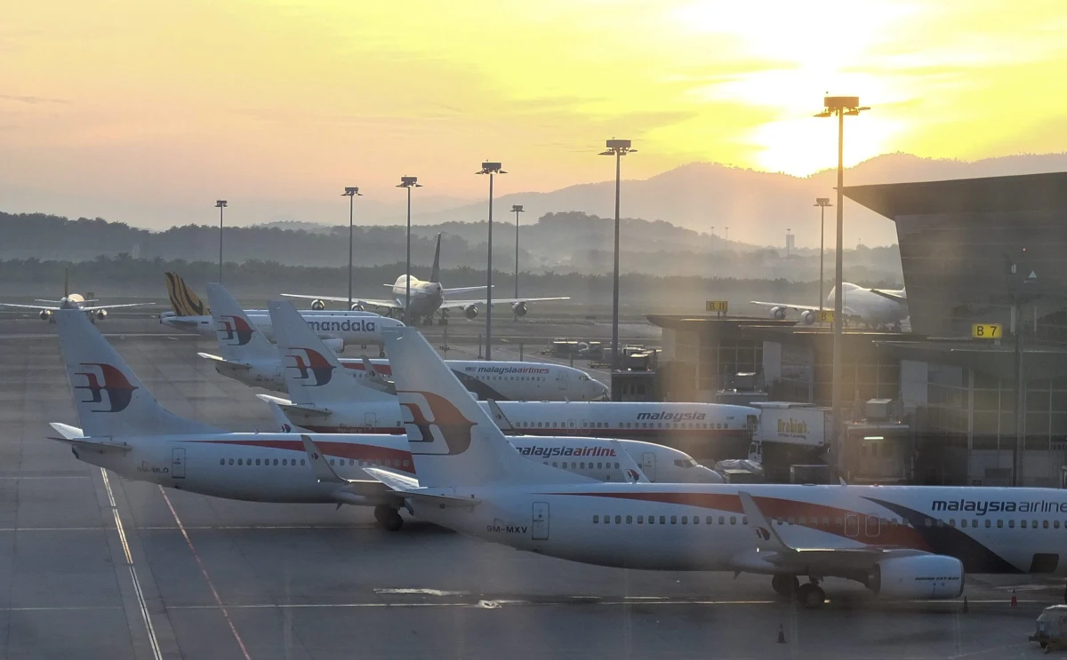 Ukraina może zażądać nadzwyczajnego spotkania z NATO - usłyszała nieoficjalnie w kwaterze głównej Sojuszu nasza korespondentka w Brukseli Katarzyna Szymańska Borginon. Nie są wykluczone także inne spotkania w ramach NATO po zestrzeleniu malezyjskiego samolotu. 