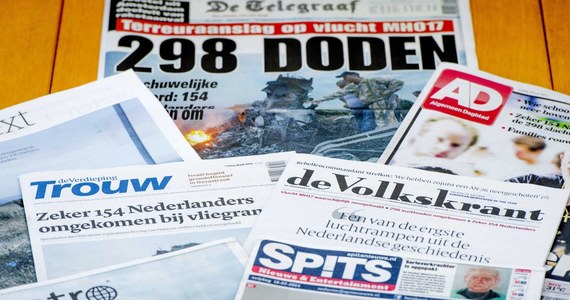 Holenderskie media donoszą o plądrowaniu miejsca, w którym znajdują się szczątki Boeinga 777. Holendrzy są także zażenowani zachowaniem rosyjskich mediów podczas relacjonowania tragedii. Dziennikarze bez skrępowania 
pokazywali w telewizji otwarte paszporty ofiar ze zdjęciami i nazwiskami. 