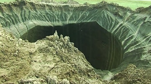 Na Syberii, na Półwyspie Jamalskim, pojawił się gigantyczny krater, który wprawił w osłupienie naukowców. Jest on tak wielki, że mogłoby się w nim zmieścić kilka wojskowych śmigłowców MI-8. W pobliżu nie ma śladów żadnej eksplozji. Nic również nie wskazuje na to, żeby w tym miejscu miał spaść meteoryt… W rejon znaleziska została już skierowana ekipa pod wodzą geolog Mariny Lejbman z Rosyjskiej Akademii Nauk.


Jak zawsze w takich przypadkach, pojawiły się głosy, że krater to efekt wylądowania w tym miejscu UFO. Naukowcy są jednak skłonni przypuszczać, że to zmiany klimatyczne doprowadziły do powstania kolosalnej wyrwy. Być może doszło tu do nagłego uwolnienia uwięzionych pod ziemią gazów cieplarnianych.