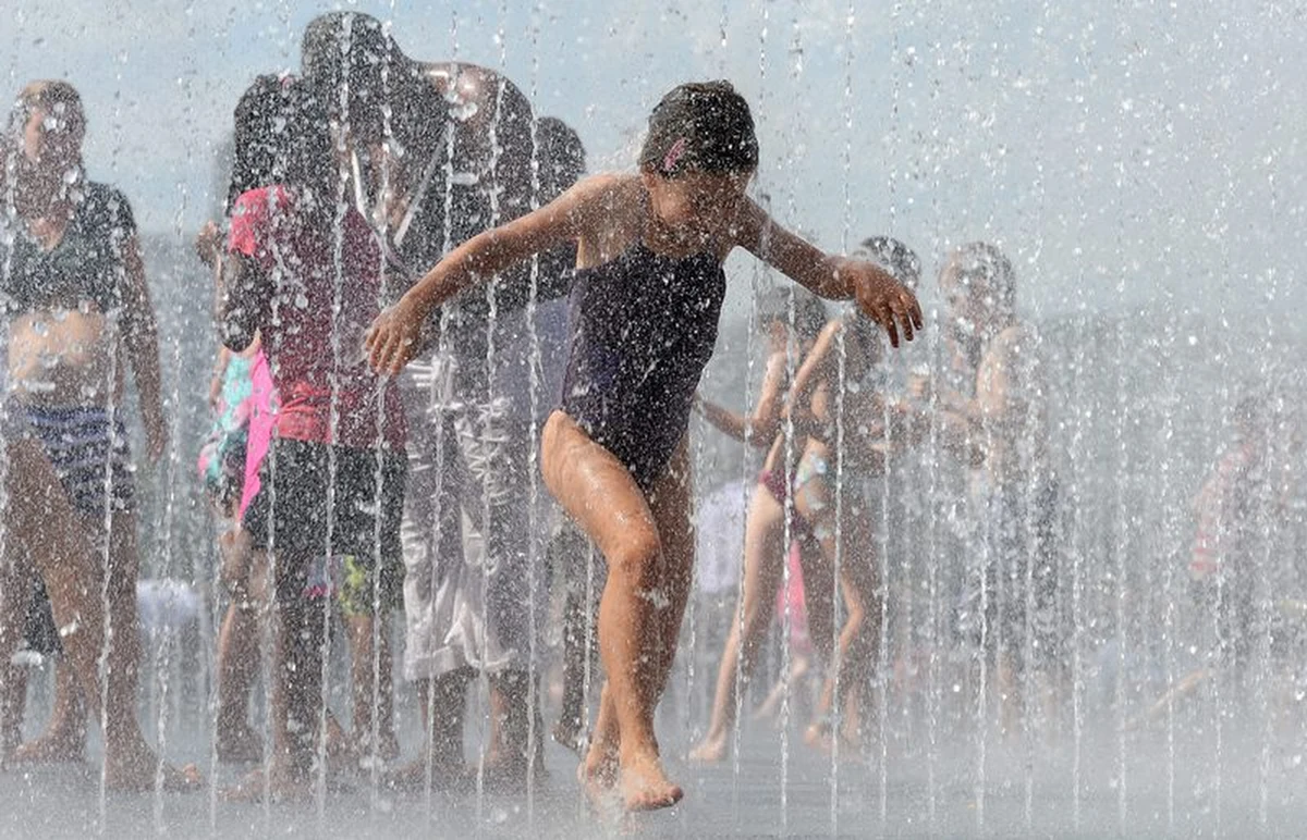 Przed nami bardzo gorące dni. Temperatura wzrośnie nawet do 32 stopni Celsjusza. Najbardziej upalna ma być niedziela. Synoptycy ostrzegają także przed burzami, które lokalnie mogą być gwałtownie i połączone z gradobiciami. Najbardziej niespokojnie ma być na południu Polski, potem burzowy front przesunie się na północ.