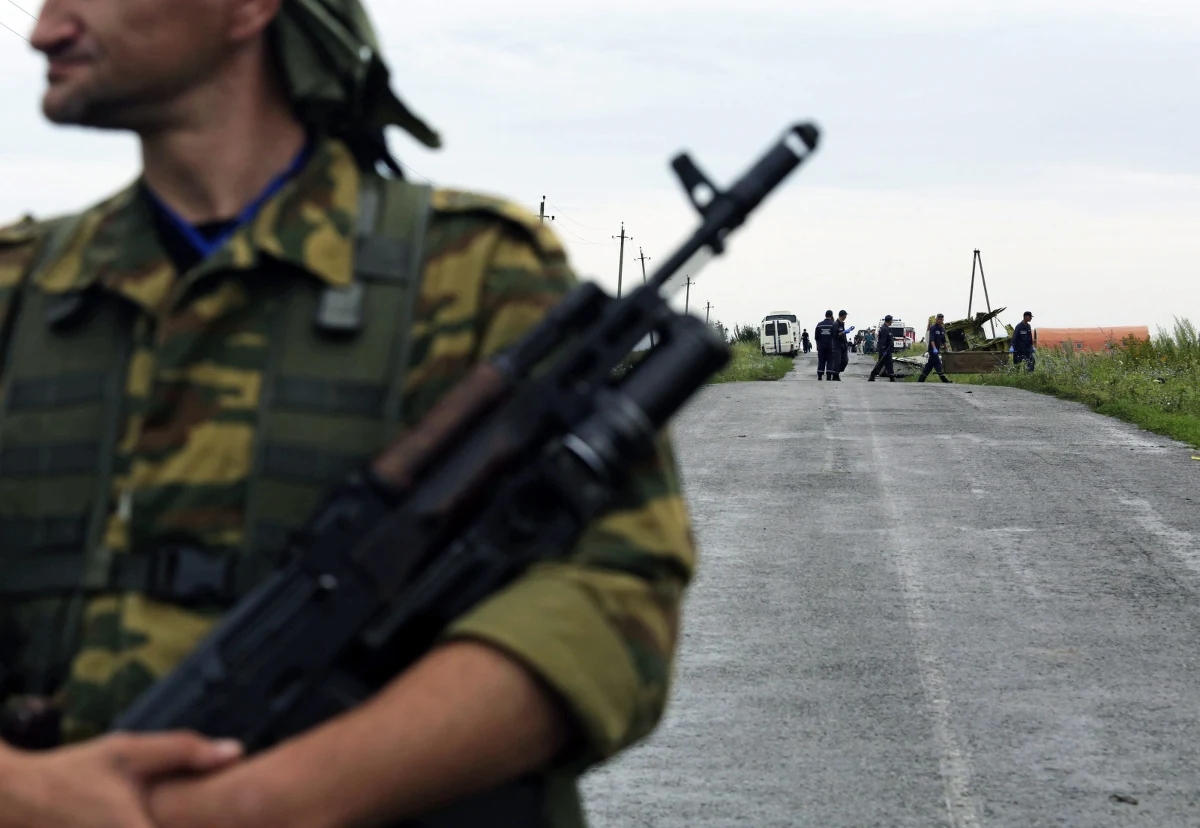 Żeby zestrzelić samolot pasażerski, potrzeba profesjonalistów, a nie grupy "pijanych goryli" - stwierdził premier Ukrainy Arsenij Jaceniuk w wywiadzie dla niemieckiej gazety "Frankfurter Allgemeine Sonntagszeitung". Szef ukraińskiego rządu podejrzenia dotyczące zestrzelenia pasażerskiego samolotu malezyjskich linii lotniczych kieruje w stronę Rosji.