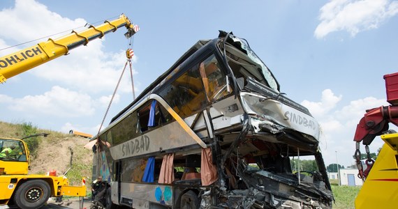 10 osób, które zginęły w tragicznym wypadku na niemieckiej autostradzie koło Drezna, to Polacy. Informacje te potwierdził polski wicekonsul w Berlinie Michał Bolewski. Jak ustalił specjalny wysłannik RMF FM, najprawdopodobniej w niedzielę zostanie przesłuchany kierowca autokaru, który w nocy z piątku na sobotę uderzył najpierw w ukraiński autobus, a następnie przebił bariery i zderzył się jeszcze z nadjeżdżającym z naprzeciwka polskim minibusem. Rannych zostało 69 osób, w tym 65 Polaków.