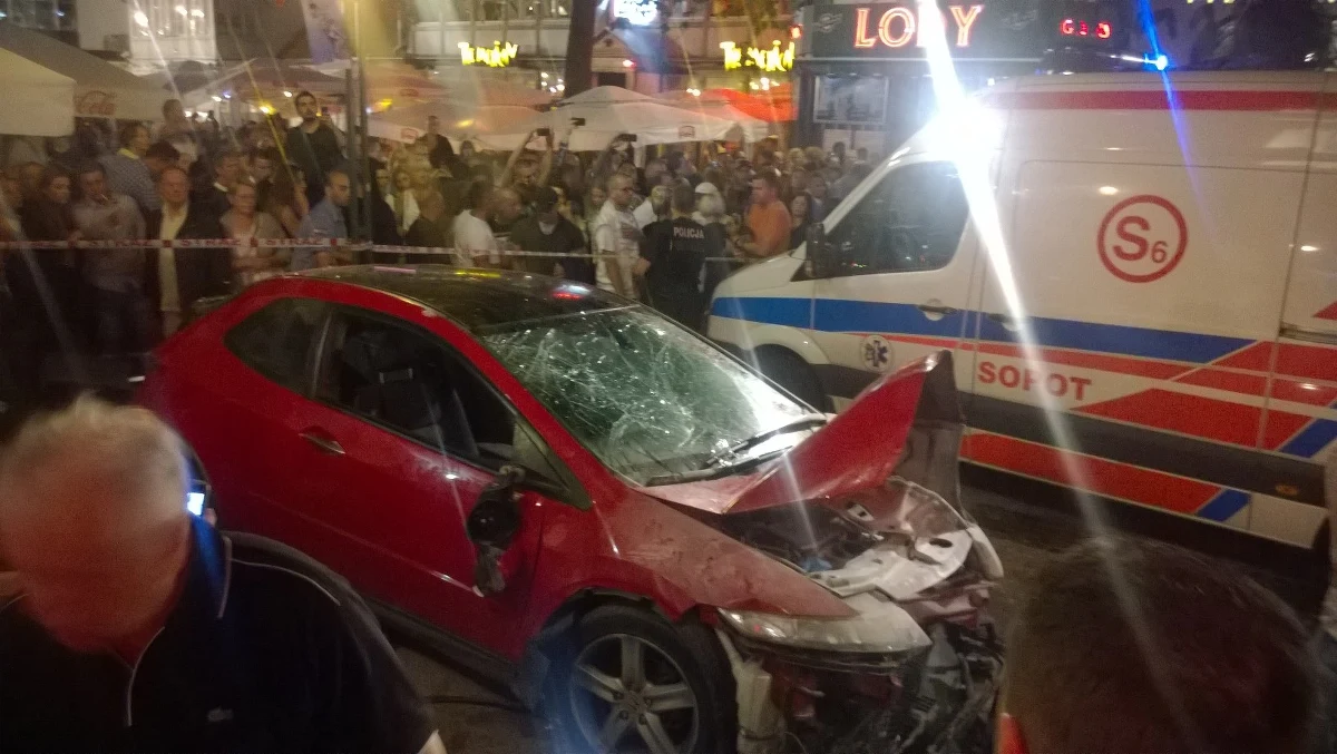 Rozpędzony kierowca wjechał na sopockie molo i potrącił grupę przebywających tam ludzi. Do szpitala trafiło 11 osób. Trzy z nich doznały poważnych obrażeń.