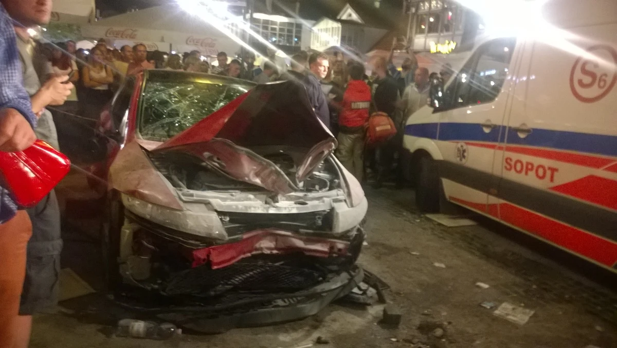 Rośnie bilans szaleńczego rajdu po centrum Sopotu. Do szpitala trafiły 22 osoby. Około północy kierowca czerwonej hondy wjechał w pieszych na Monciaku. Jak podaje policja, wiele wskazuje na to, że mężczyzna był pod wpływem środków odurzających.