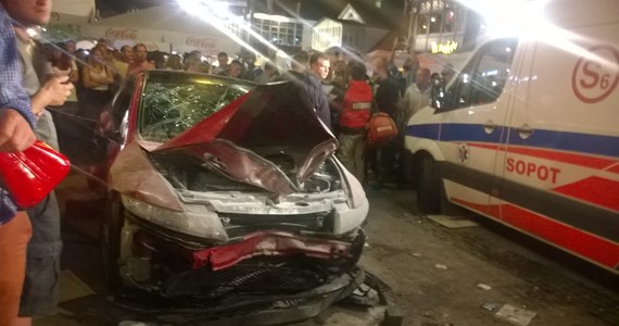 Rośnie bilans szaleńczego rajdu po centrum Sopotu. Do szpitala trafiły 22 osoby. Około północy kierowca czerwonej hondy wjechał w pieszych na Monciaku. Jak podaje policja, wiele wskazuje na to, że mężczyzna był pod wpływem środków odurzających.