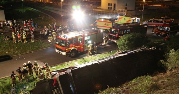 Jak dowiedział się reporter RMF FM Bartłomiej Paulus, wciąż nie zidentyfikowano ciał trzech śmiertelnych ofiar wypadku polskiego autobusu na autostradzie A4 niedaleko Drezna. W tej katastrofie drogowej zginęło 10 Polaków, a ponad 60 zostało rannych. 