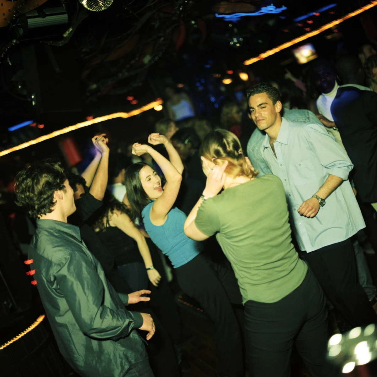 W czasach, gdy chodzono na dancingi, podręczniki do savoir-vivre’u uczyły, jak poprosić do tańca lub odpowiadały na pytania, czy kobieta może złożyć taką propozycję mężczyźnie. Dziś mamy trochę inne zwyczaje i najczęściej tańczymy w dyskotece lub klubie. Przyjrzyjmy się zatem zasadom dobrego wychowania w takim miejscu.